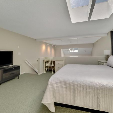 359 Edgewater Inn Шарлевоа Екстериор снимка