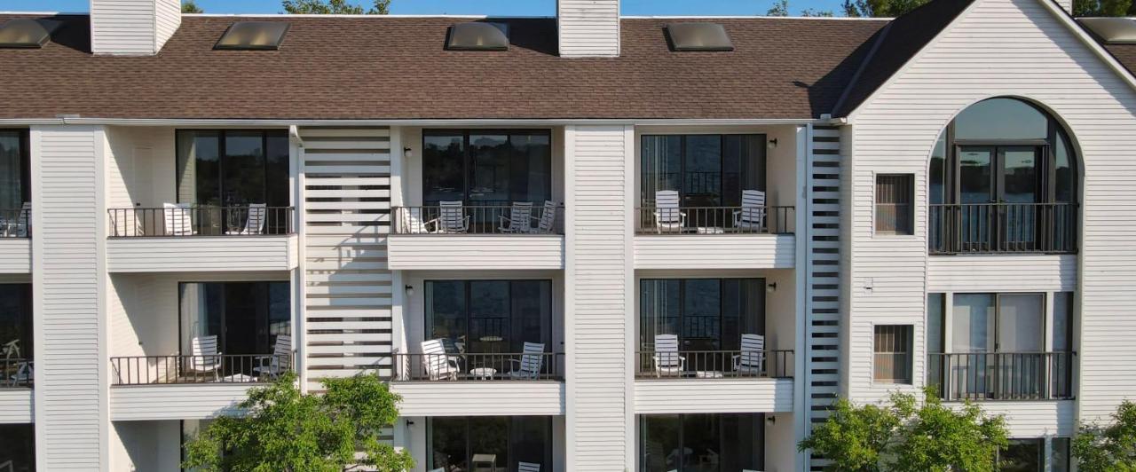 359 Edgewater Inn Шарлевоа Екстериор снимка