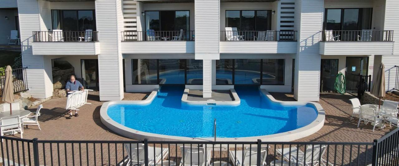 359 Edgewater Inn Шарлевоа Екстериор снимка