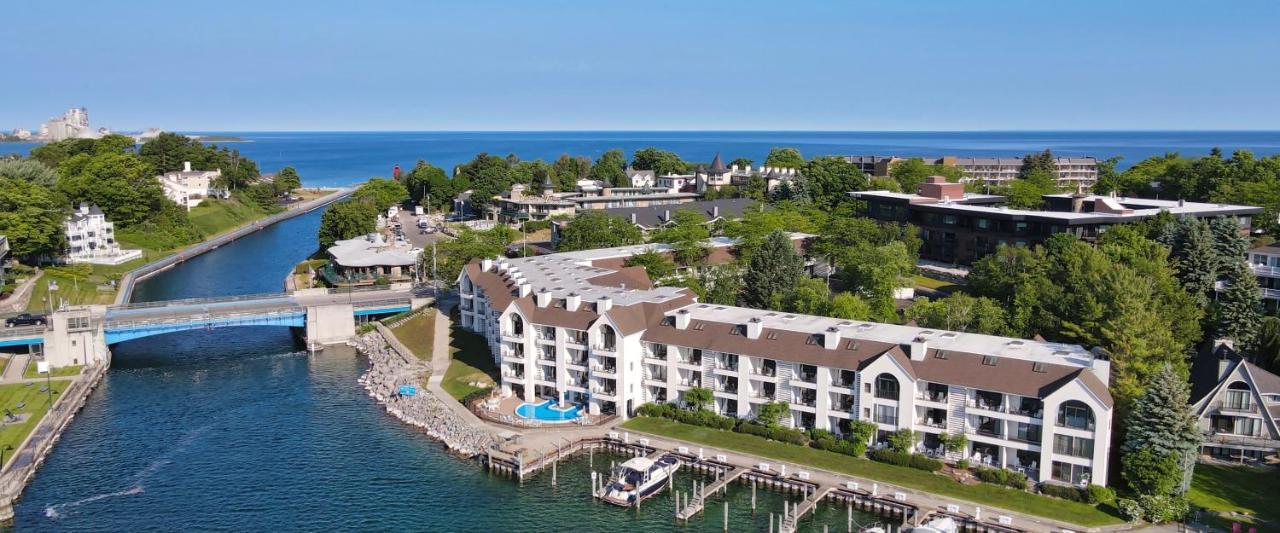 359 Edgewater Inn Шарлевоа Екстериор снимка