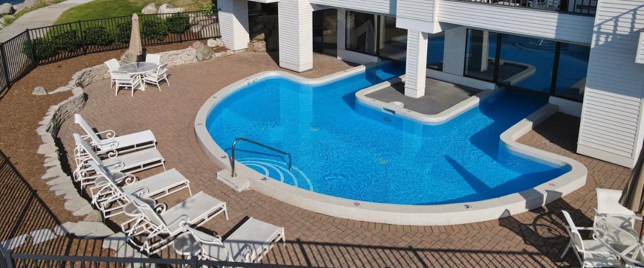 359 Edgewater Inn Шарлевоа Екстериор снимка