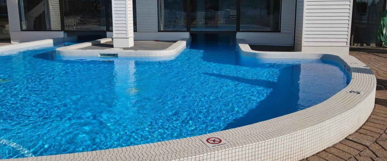 359 Edgewater Inn Шарлевоа Екстериор снимка