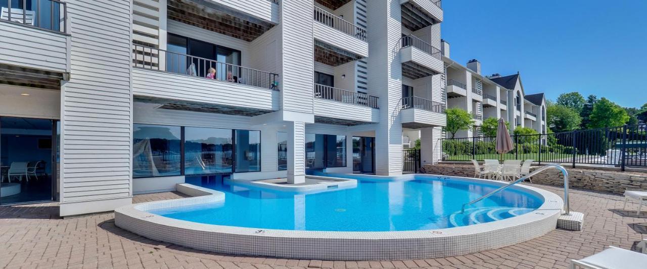 359 Edgewater Inn Шарлевоа Екстериор снимка