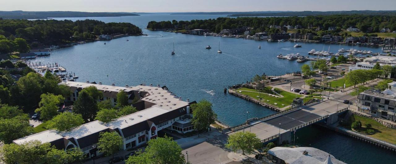 359 Edgewater Inn Шарлевоа Екстериор снимка