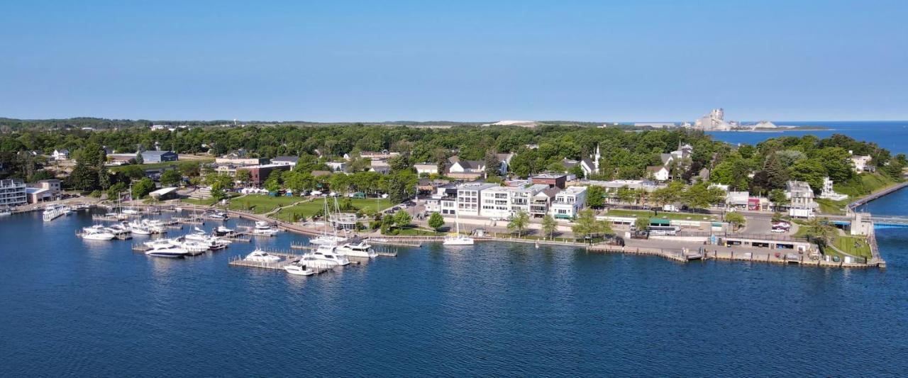 359 Edgewater Inn Шарлевоа Екстериор снимка