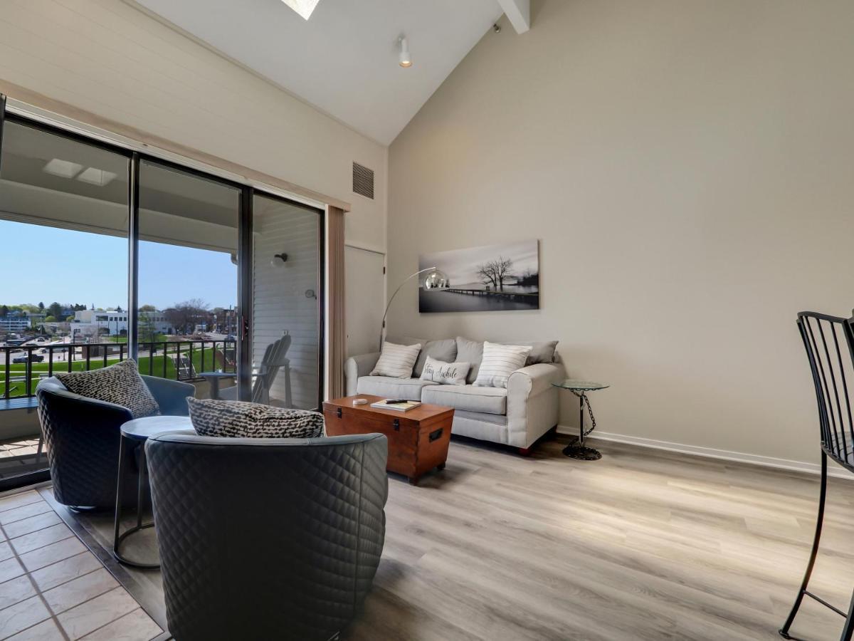 359 Edgewater Inn Шарлевоа Екстериор снимка