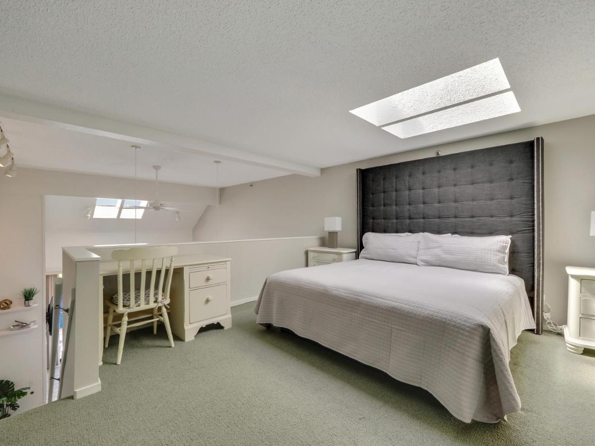 359 Edgewater Inn Шарлевоа Екстериор снимка
