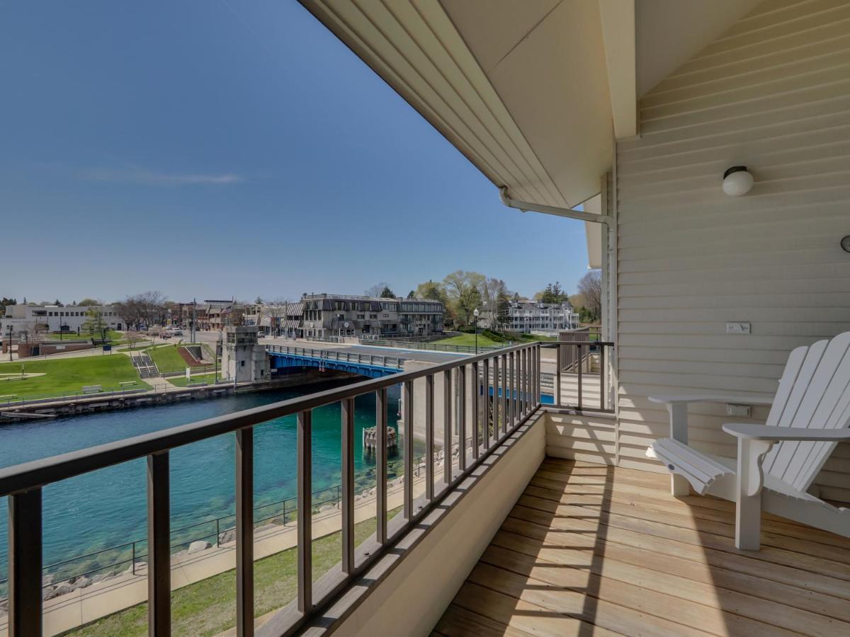 359 Edgewater Inn Шарлевоа Екстериор снимка