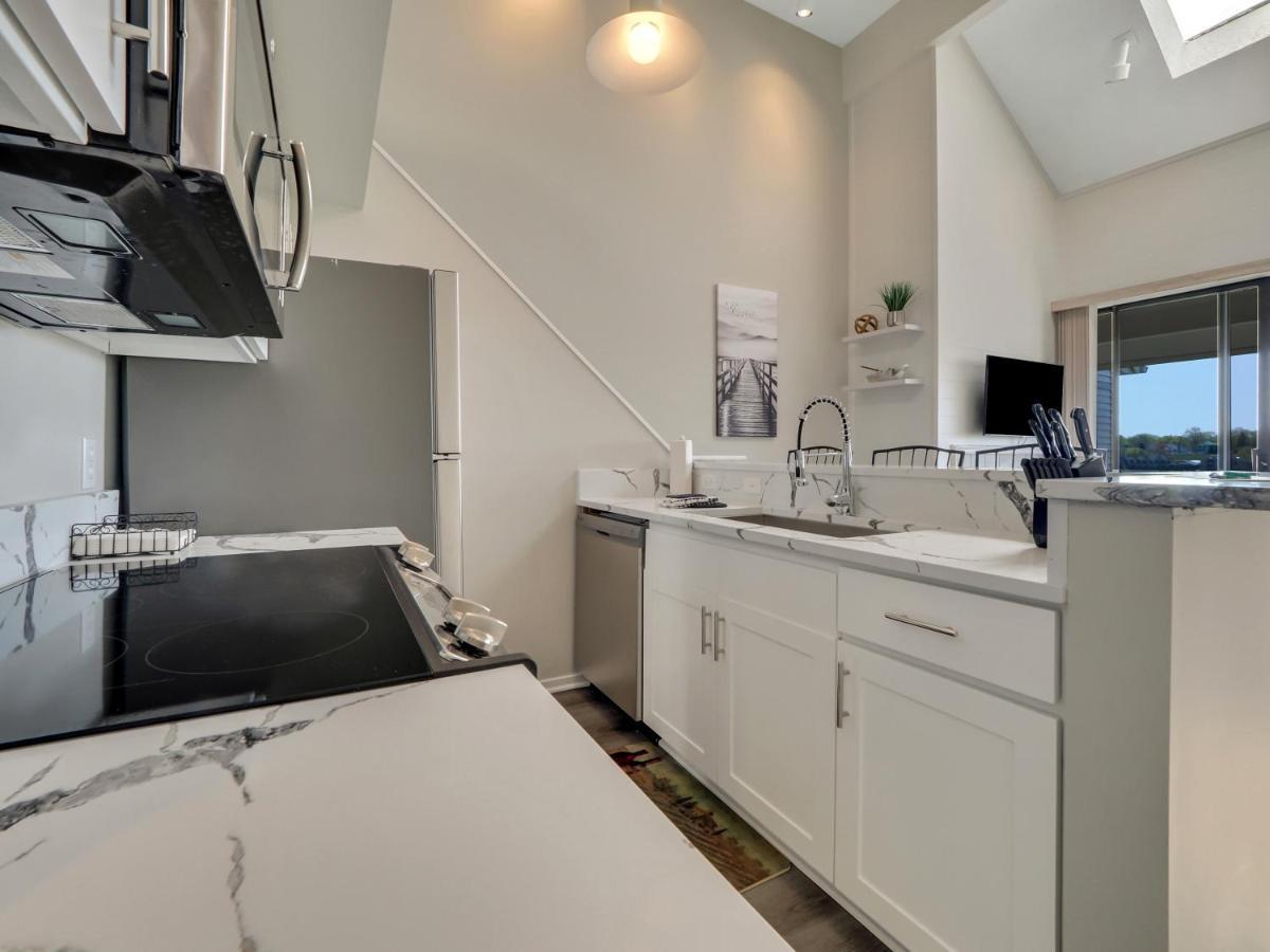 359 Edgewater Inn Шарлевоа Екстериор снимка