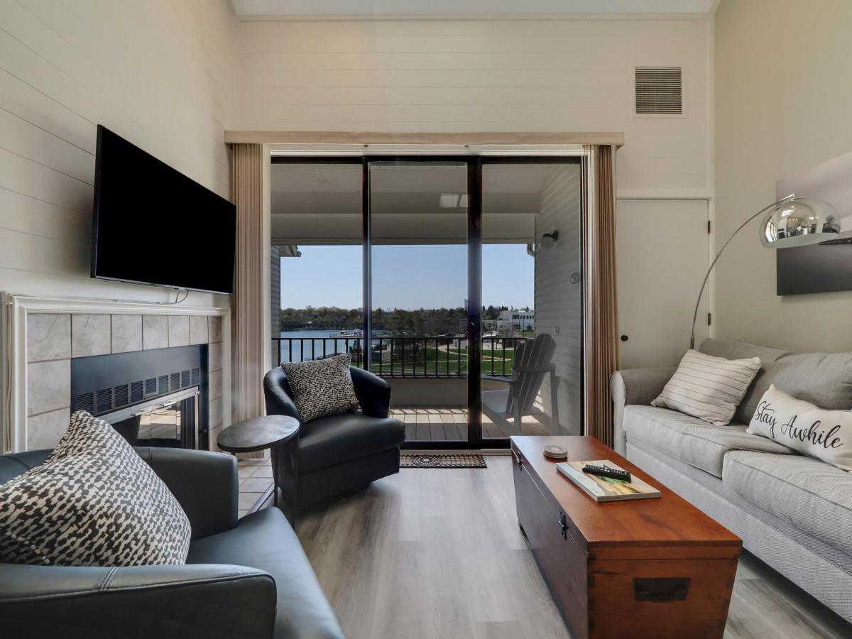 359 Edgewater Inn Шарлевоа Екстериор снимка